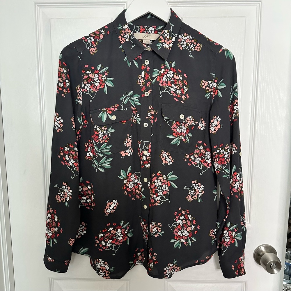 Women’s Loft Button Down Blouse Sz:S Charcoal Grey Hydrangea Flower Print, EUC